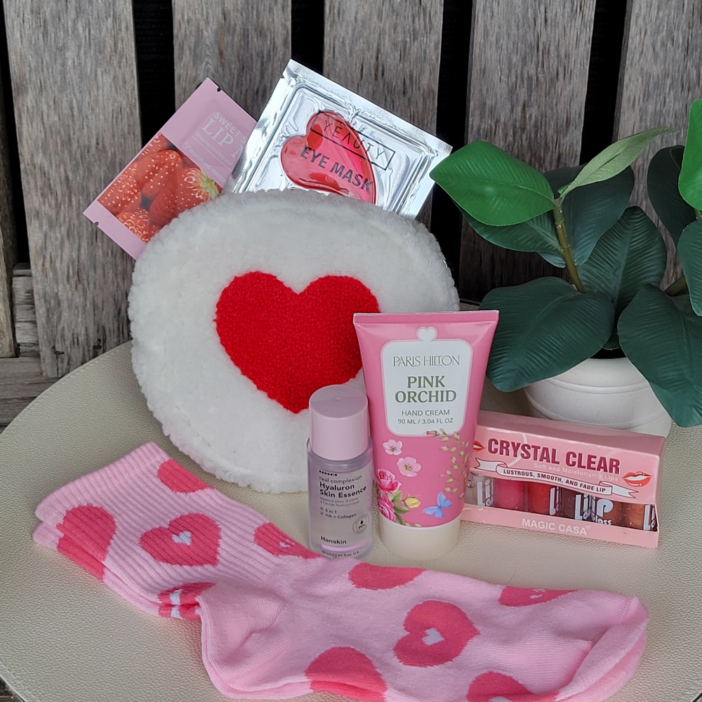 Heart-Themed Skincare and Socks Set - Picture 3 of 4